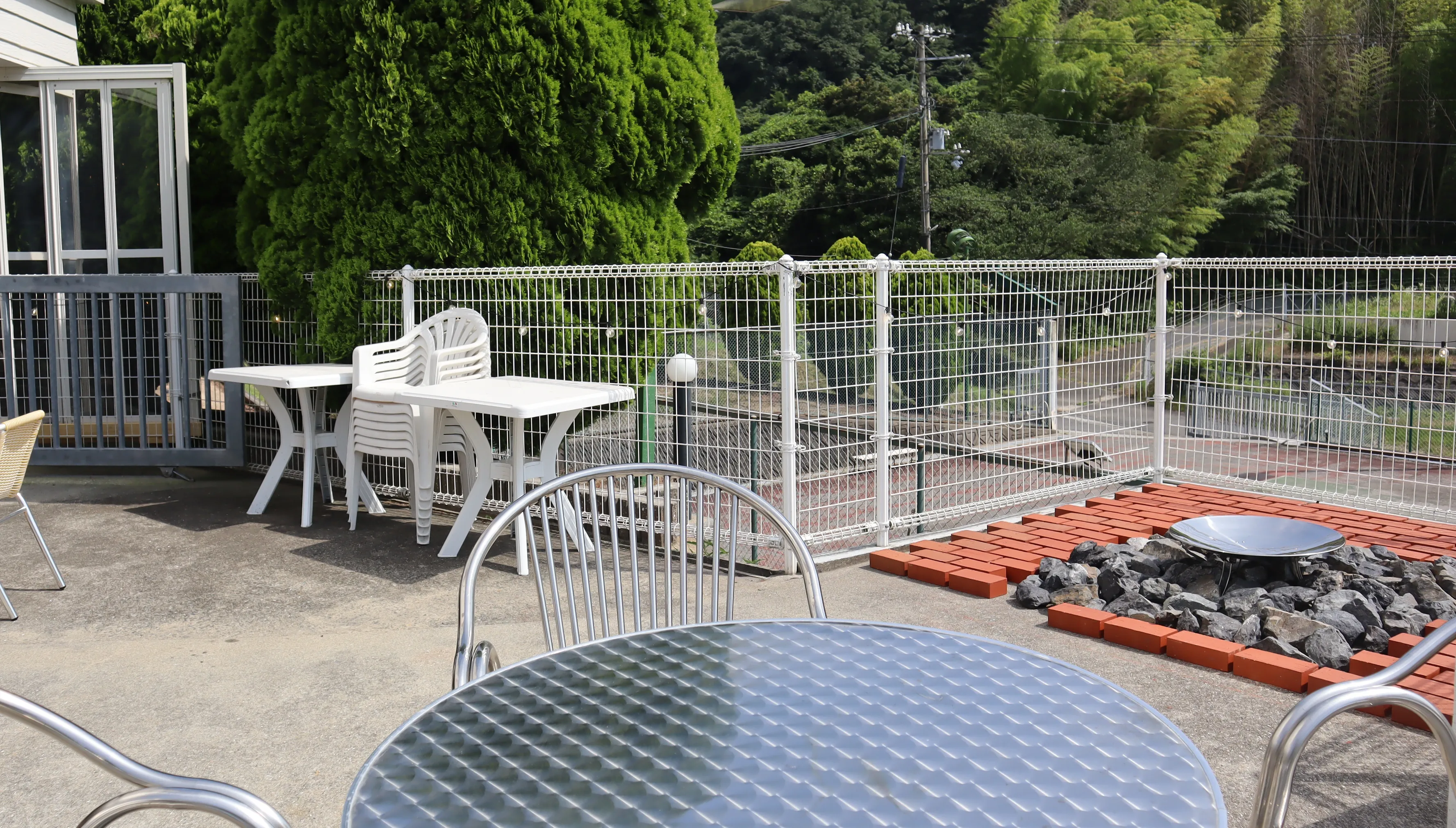 緑に囲まれた屋外BBQエリアとウッドデッキ